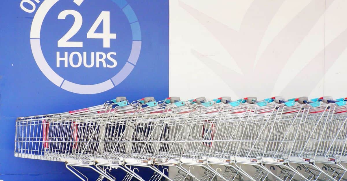 Een volle boodschappenkar bij de supermarkt
